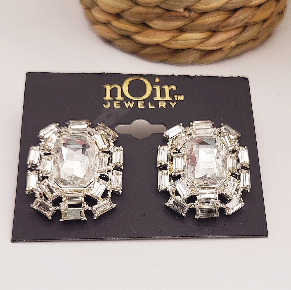 NWT nOir Jewelry crystal rosette stud earrings, silver setting, lightweight $120